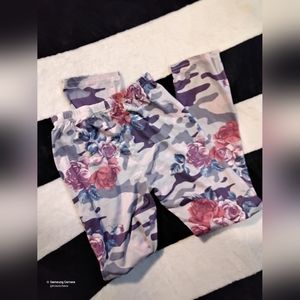 Luouse flower. Camo pants..